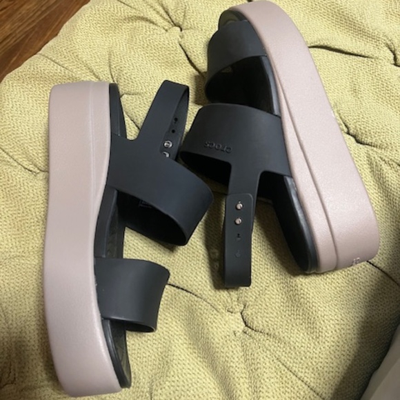 Crocs Brooklyn Low Wedge Sandal - Picture 4 of 12